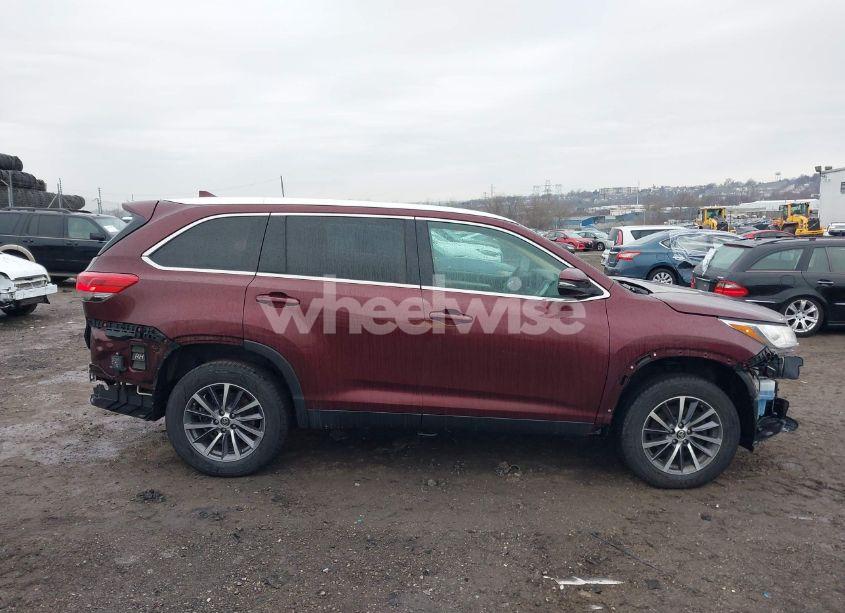 Photo 13 of 2019 Toyota Highlander XLE (VIN 5TDKZRFH5KS291644)