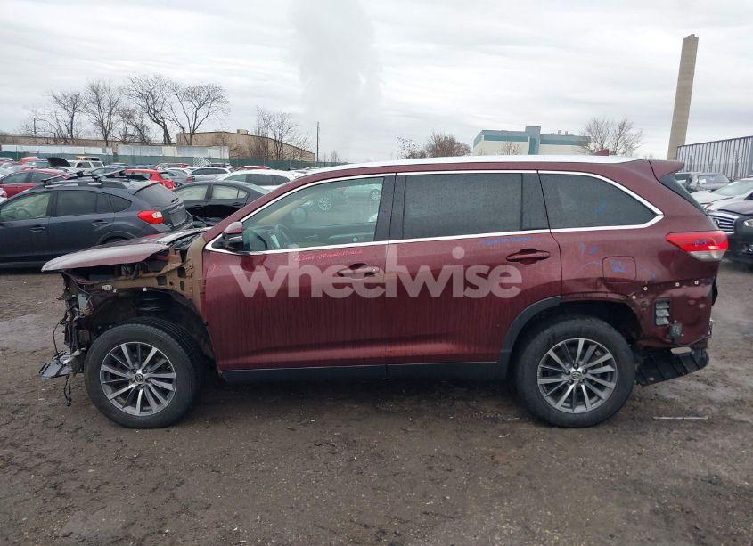 Photo 14 of 2019 Toyota Highlander XLE (VIN 5TDKZRFH5KS291644)