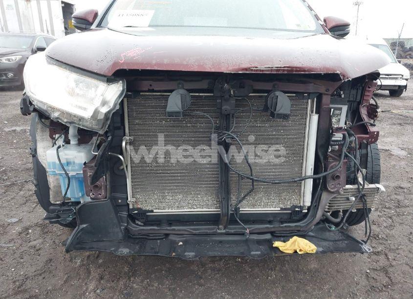 Photo 18 of 2019 Toyota Highlander XLE (VIN 5TDKZRFH5KS291644)