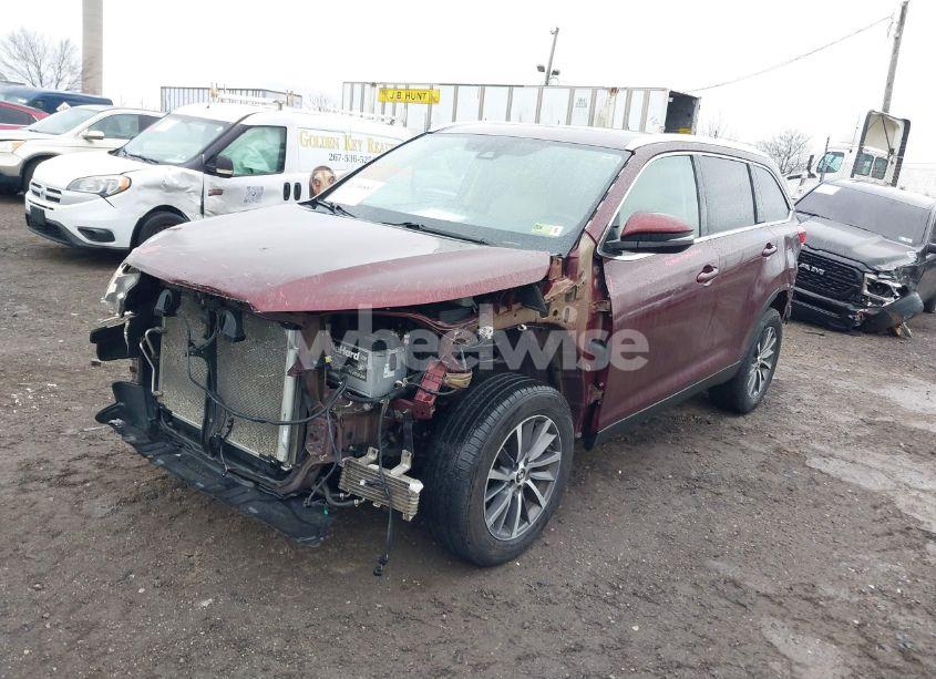 Photo 2 of 2019 Toyota Highlander XLE (VIN 5TDKZRFH5KS291644)