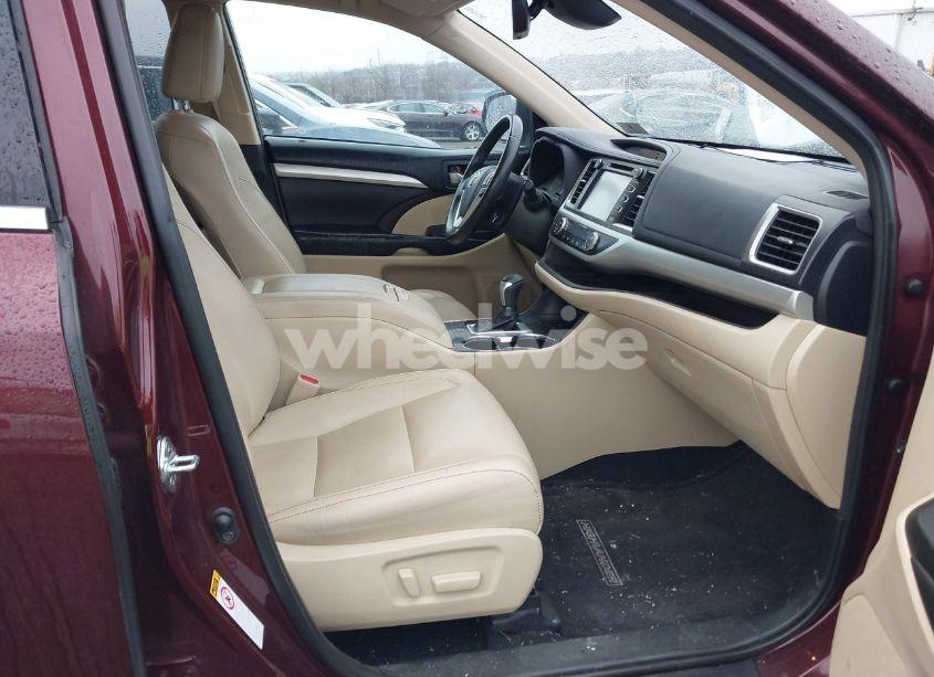 Photo 5 of 2019 Toyota Highlander XLE (VIN 5TDKZRFH5KS291644)