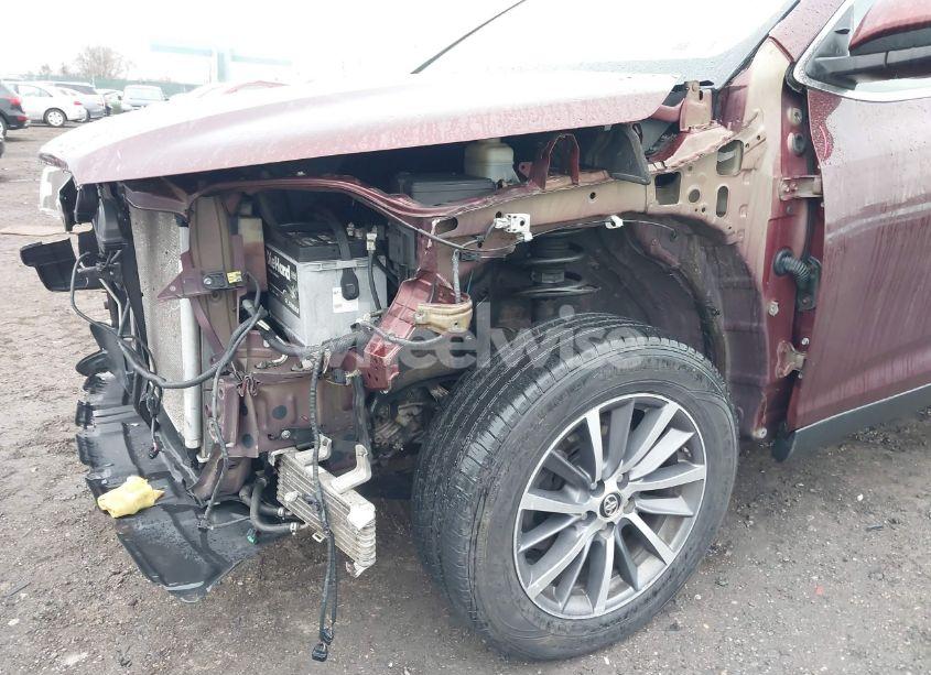 Photo 6 of 2019 Toyota Highlander XLE (VIN 5TDKZRFH5KS291644)