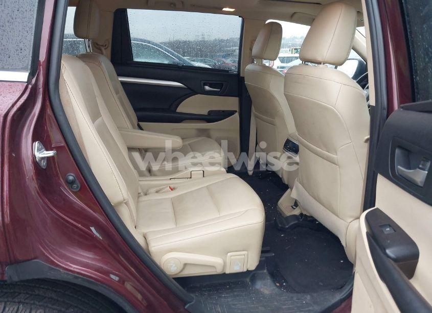 Photo 8 of 2019 Toyota Highlander XLE (VIN 5TDKZRFH5KS291644)