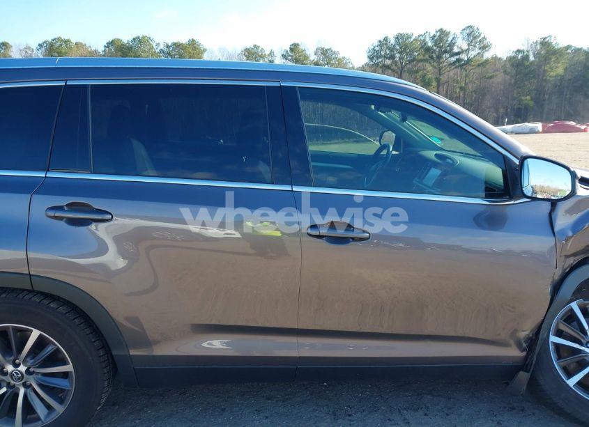 Photo 13 of 2019 Toyota Highlander XLE (VIN 5TDKZRFH5KS314307)