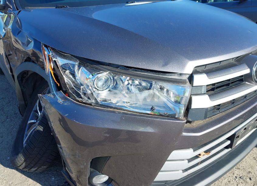 Photo 17 of 2019 Toyota Highlander XLE (VIN 5TDKZRFH5KS314307)