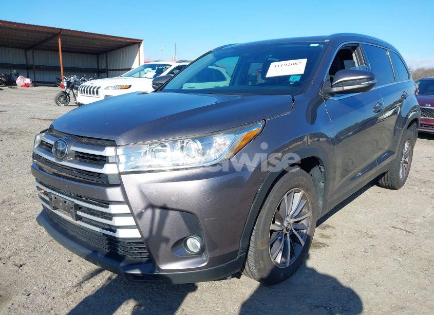 Photo 2 of 2019 Toyota Highlander XLE (VIN 5TDKZRFH5KS314307)