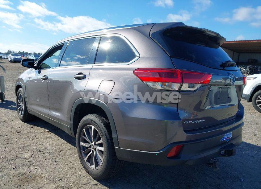 Photo 3 of 2019 Toyota Highlander XLE (VIN 5TDKZRFH5KS314307)