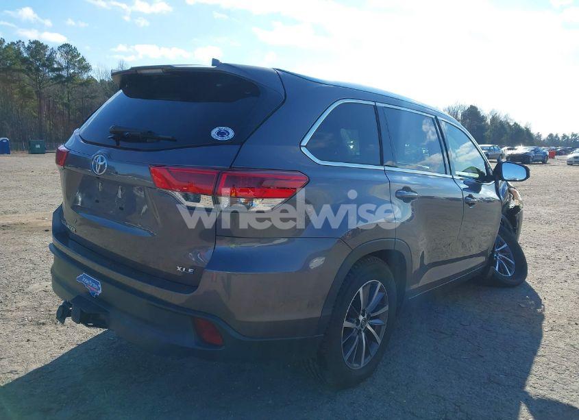 Photo 4 of 2019 Toyota Highlander XLE (VIN 5TDKZRFH5KS314307)