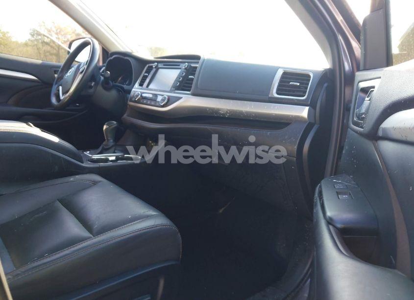 Photo 5 of 2019 Toyota Highlander XLE (VIN 5TDKZRFH5KS314307)