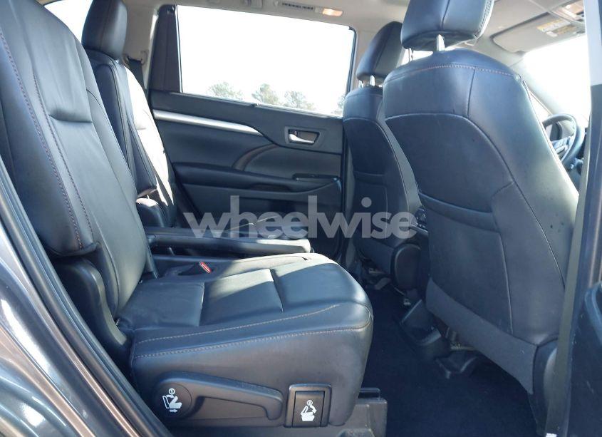 Photo 8 of 2019 Toyota Highlander XLE (VIN 5TDKZRFH5KS314307)