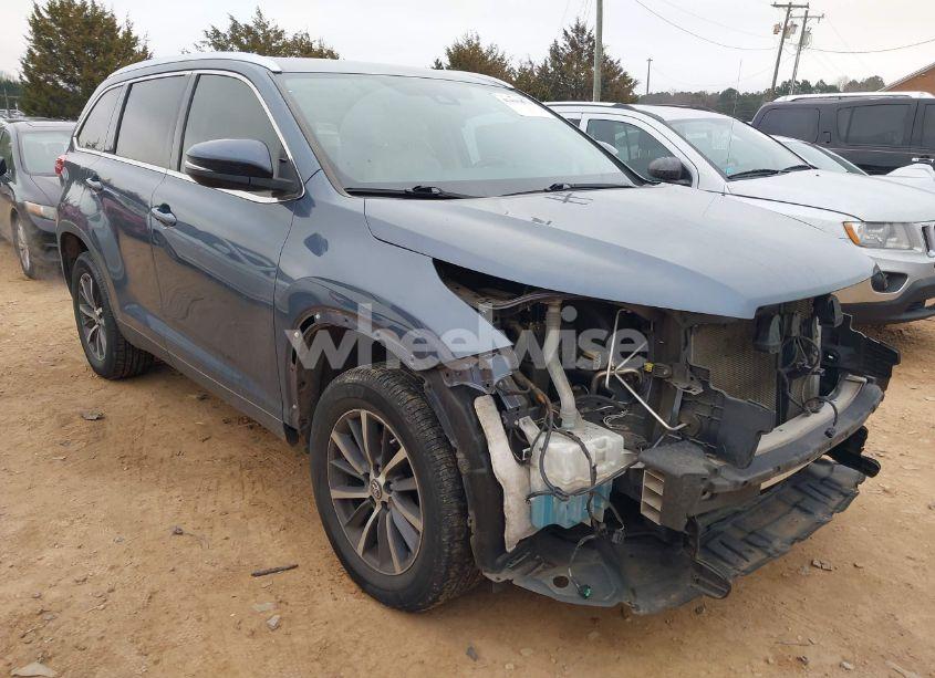 2019 Toyota Highlander XLE (VIN 5TDKZRFH5KS317479) main photo