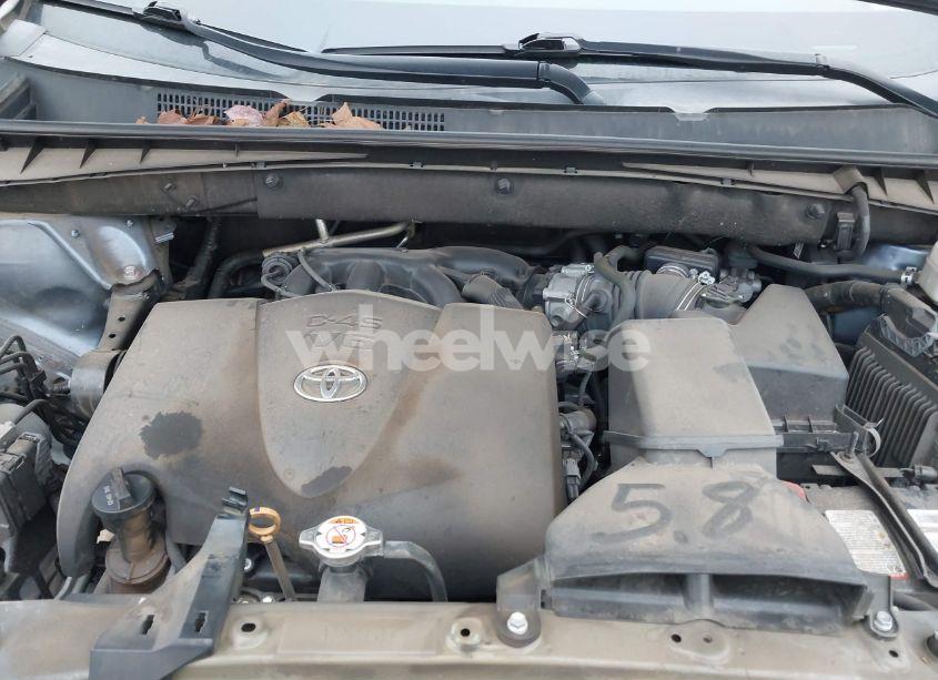 Photo 10 of 2019 Toyota Highlander XLE (VIN 5TDKZRFH5KS317479)