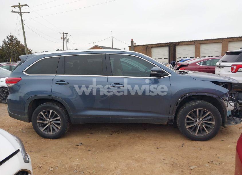 Photo 13 of 2019 Toyota Highlander XLE (VIN 5TDKZRFH5KS317479)