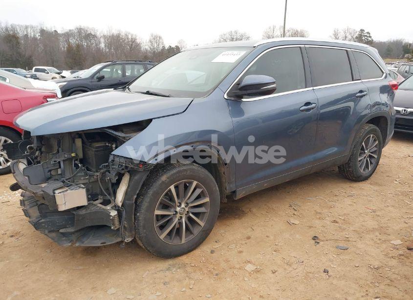Photo 2 of 2019 Toyota Highlander XLE (VIN 5TDKZRFH5KS317479)