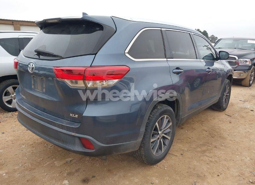 Photo 4 of 2019 Toyota Highlander XLE (VIN 5TDKZRFH5KS317479)