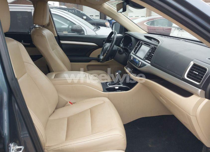 Photo 5 of 2019 Toyota Highlander XLE (VIN 5TDKZRFH5KS317479)