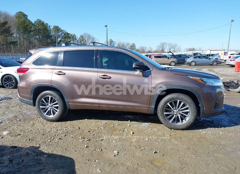 Photo 13 of 2017 Toyota Highlander XLE (VIN 5TDKZRFH6HS191321)