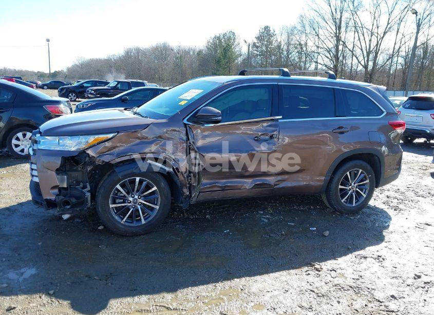 Photo 14 of 2017 Toyota Highlander XLE (VIN 5TDKZRFH6HS191321)