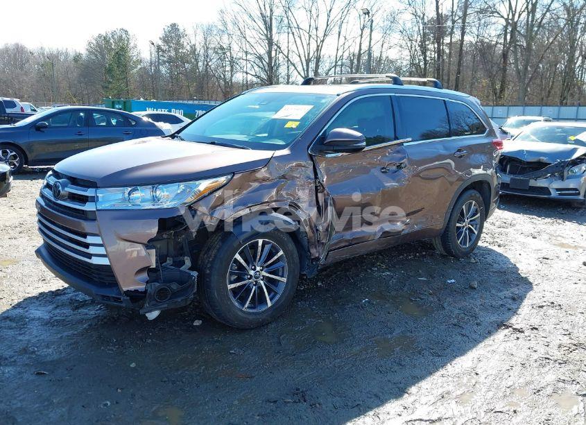 Photo 2 of 2017 Toyota Highlander XLE (VIN 5TDKZRFH6HS191321)