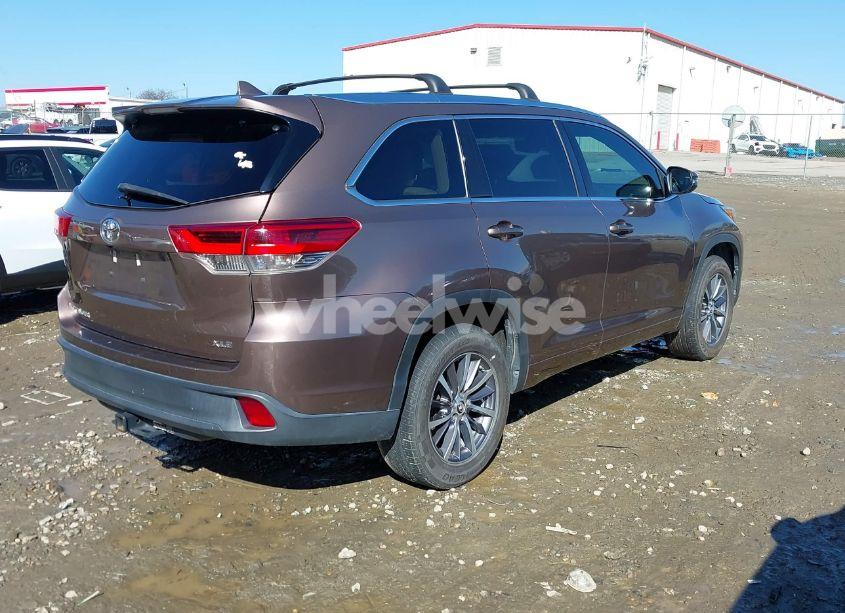 Photo 4 of 2017 Toyota Highlander XLE (VIN 5TDKZRFH6HS191321)