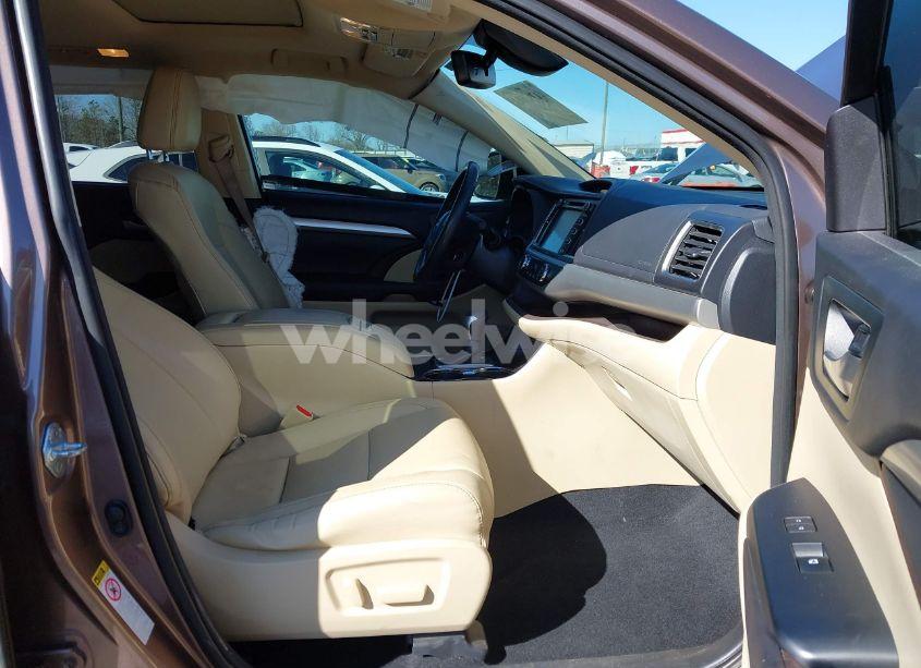 Photo 5 of 2017 Toyota Highlander XLE (VIN 5TDKZRFH6HS191321)