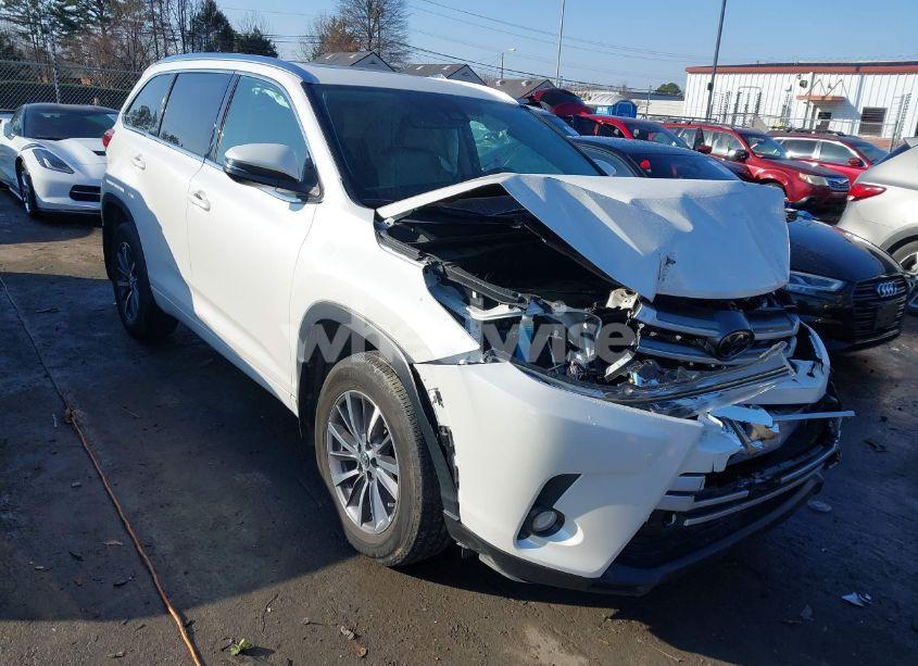 2017 Toyota Highlander XLE (VIN 5TDKZRFH6HS509728) main photo