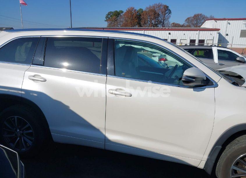 Photo 13 of 2017 Toyota Highlander XLE (VIN 5TDKZRFH6HS509728)
