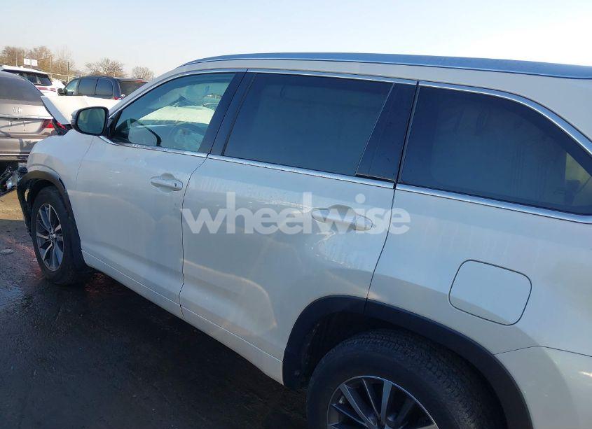 Photo 14 of 2017 Toyota Highlander XLE (VIN 5TDKZRFH6HS509728)