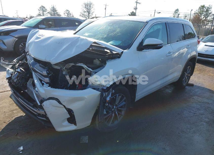 Photo 2 of 2017 Toyota Highlander XLE (VIN 5TDKZRFH6HS509728)