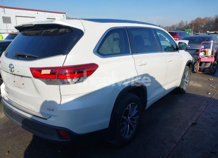 Photo 4 of 2017 Toyota Highlander XLE (VIN 5TDKZRFH6HS509728)