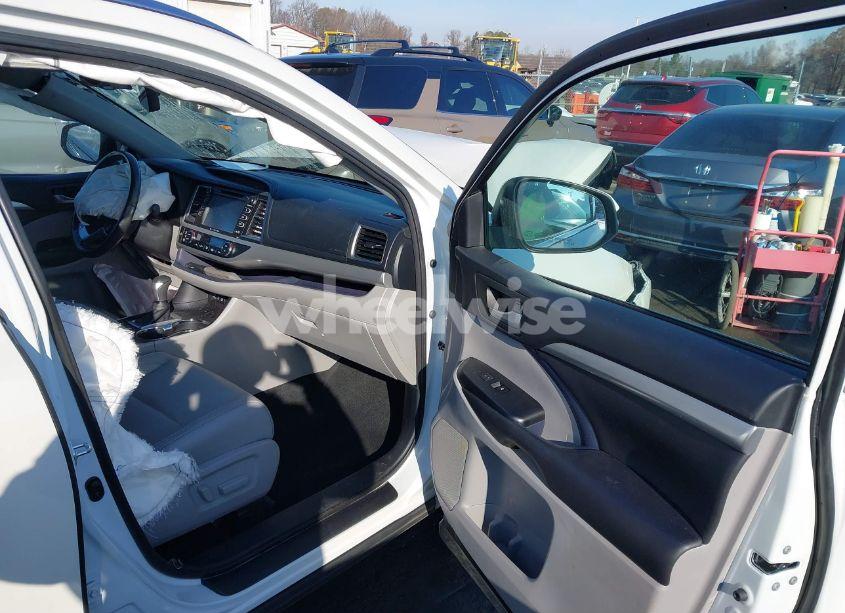 Photo 5 of 2017 Toyota Highlander XLE (VIN 5TDKZRFH6HS509728)