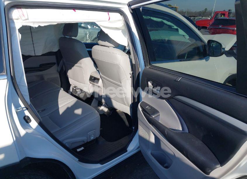 Photo 8 of 2017 Toyota Highlander XLE (VIN 5TDKZRFH6HS509728)