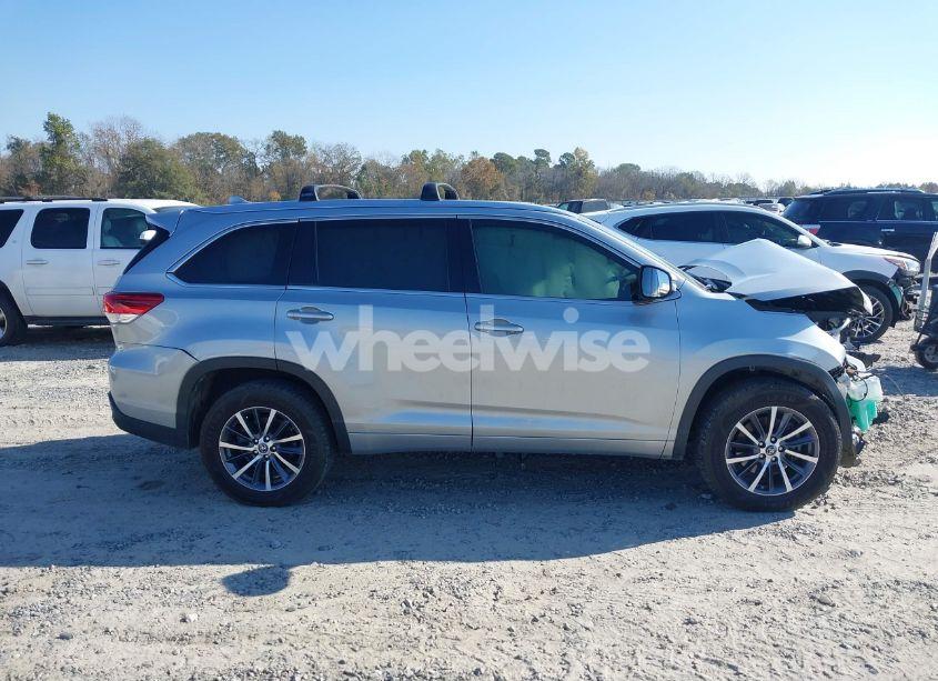 Photo 13 of 2017 Toyota Highlander XLE (VIN 5TDKZRFH6HS511611)