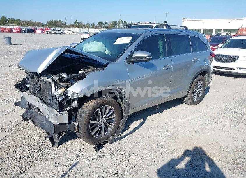 Photo 2 of 2017 Toyota Highlander XLE (VIN 5TDKZRFH6HS511611)