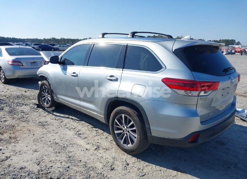 Photo 3 of 2017 Toyota Highlander XLE (VIN 5TDKZRFH6HS511611)