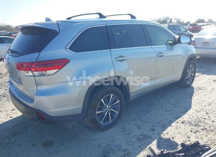 Photo 4 of 2017 Toyota Highlander XLE (VIN 5TDKZRFH6HS511611)