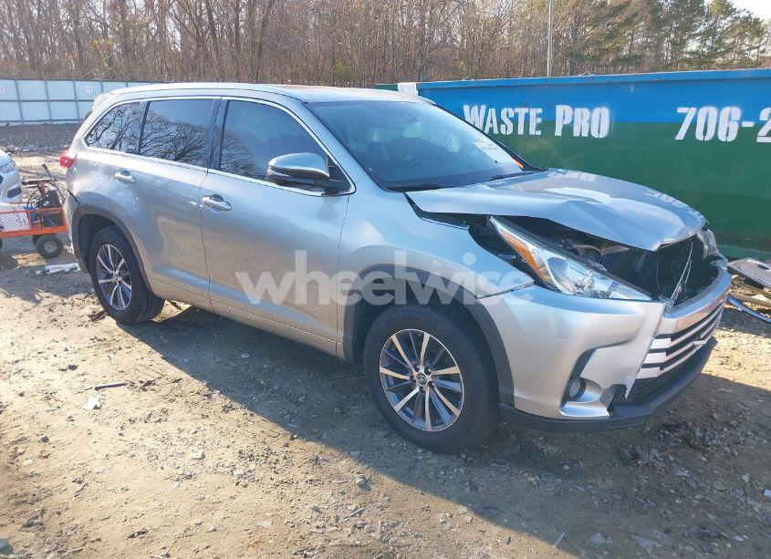 2017 Toyota Highlander XLE (VIN 5TDKZRFH6HS525492) main photo