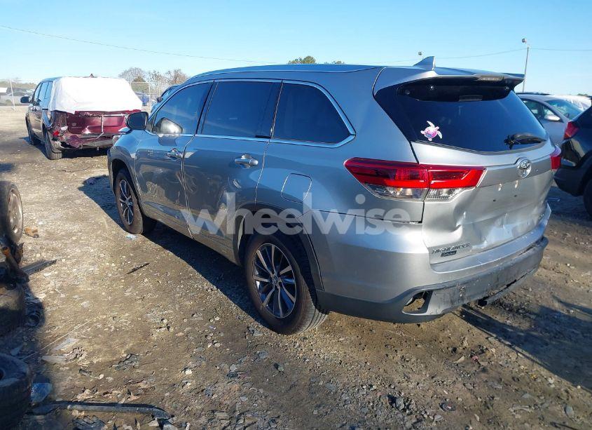 Photo 3 of 2017 Toyota Highlander XLE (VIN 5TDKZRFH6HS525492)