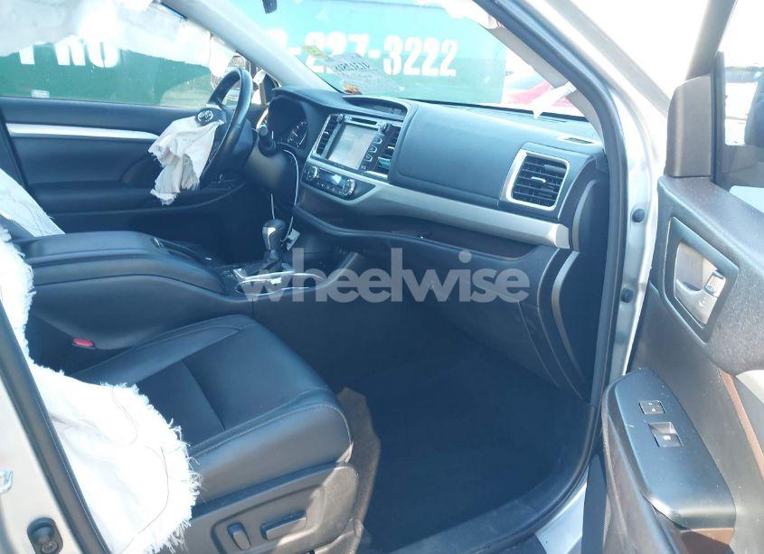 Photo 5 of 2017 Toyota Highlander XLE (VIN 5TDKZRFH6HS525492)