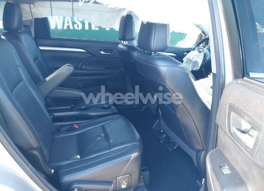 Photo 8 of 2017 Toyota Highlander XLE (VIN 5TDKZRFH6HS525492)