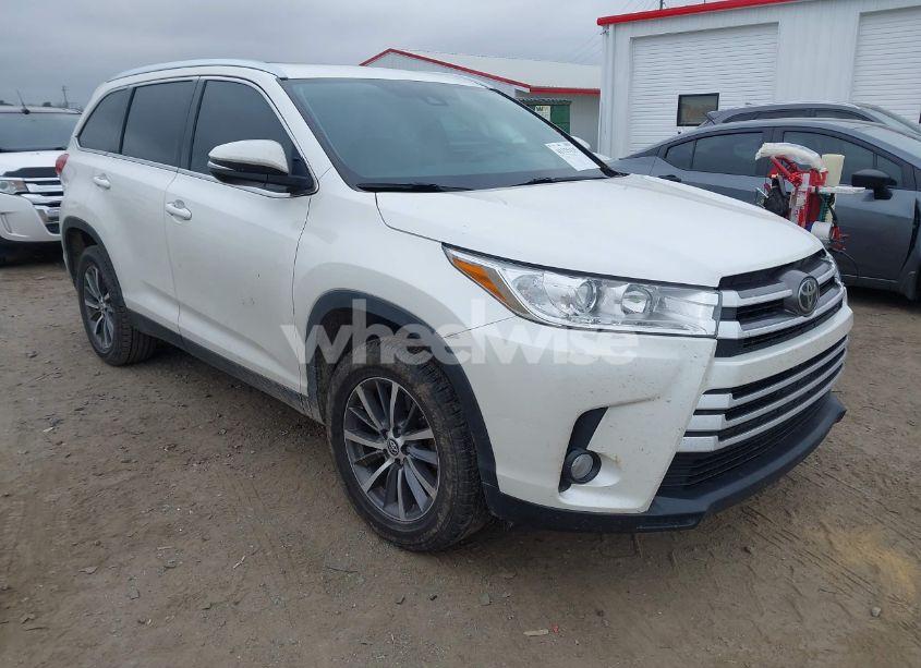 2019 Toyota Highlander XLE (VIN 5TDKZRFH6KS361734) main photo