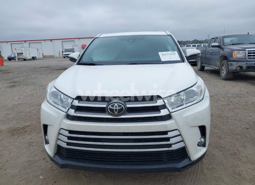 Photo 12 of 2019 Toyota Highlander XLE (VIN 5TDKZRFH6KS361734)