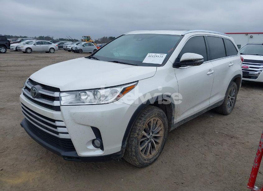 Photo 2 of 2019 Toyota Highlander XLE (VIN 5TDKZRFH6KS361734)