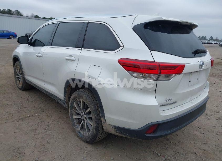 Photo 3 of 2019 Toyota Highlander XLE (VIN 5TDKZRFH6KS361734)