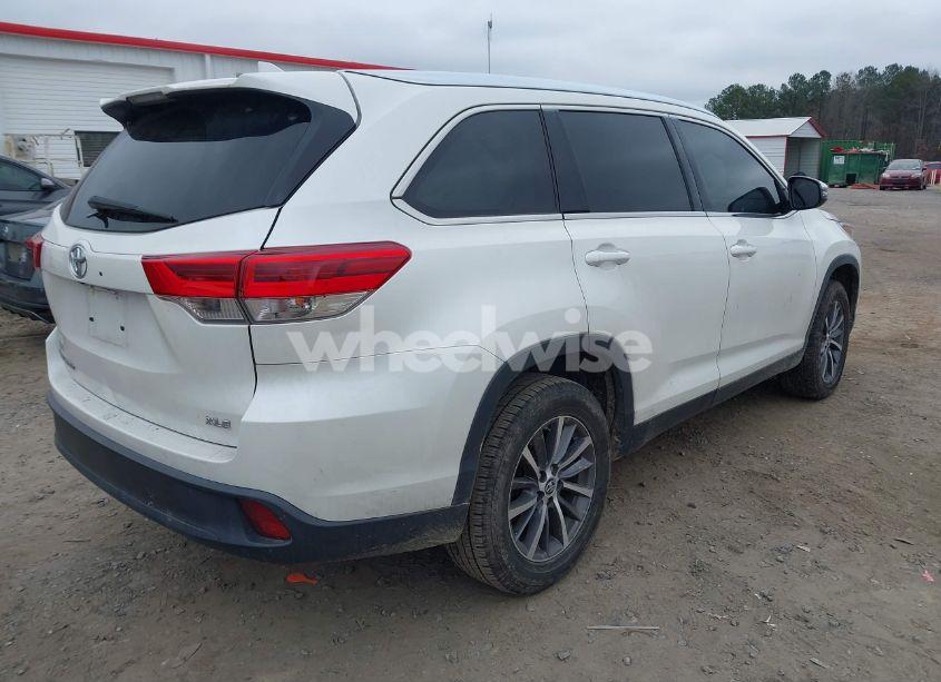Photo 4 of 2019 Toyota Highlander XLE (VIN 5TDKZRFH6KS361734)