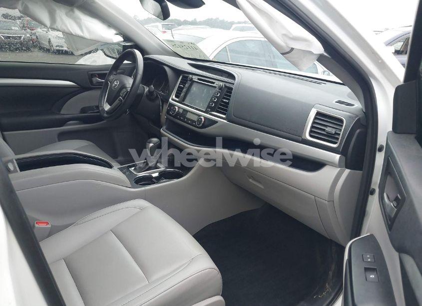 Photo 5 of 2019 Toyota Highlander XLE (VIN 5TDKZRFH6KS361734)