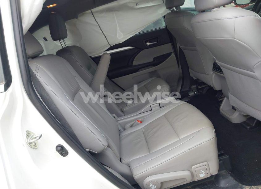 Photo 8 of 2019 Toyota Highlander XLE (VIN 5TDKZRFH6KS361734)