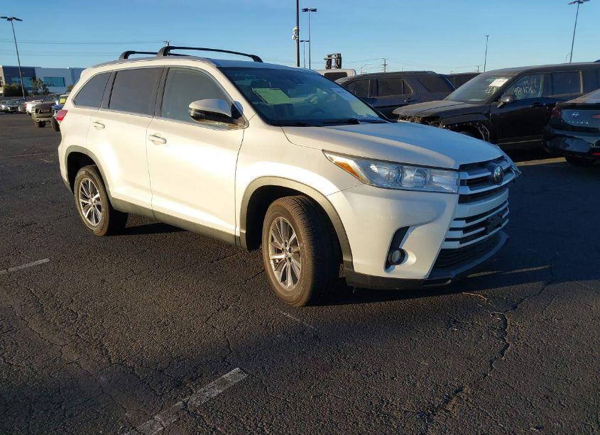 2019 Toyota Highlander XLE (VIN 5TDKZRFH6KS563389) main photo