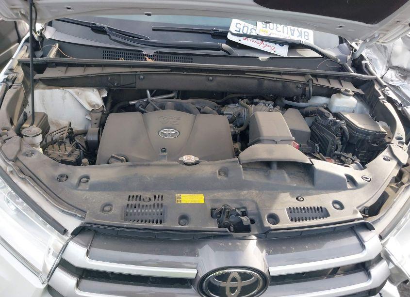 Photo 10 of 2019 Toyota Highlander XLE (VIN 5TDKZRFH6KS563389)