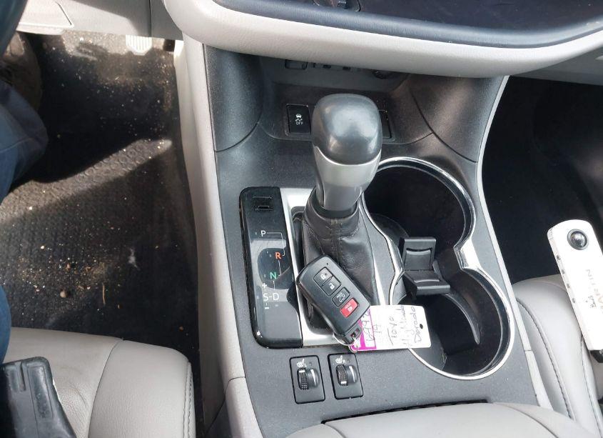 Photo 11 of 2019 Toyota Highlander XLE (VIN 5TDKZRFH6KS563389)